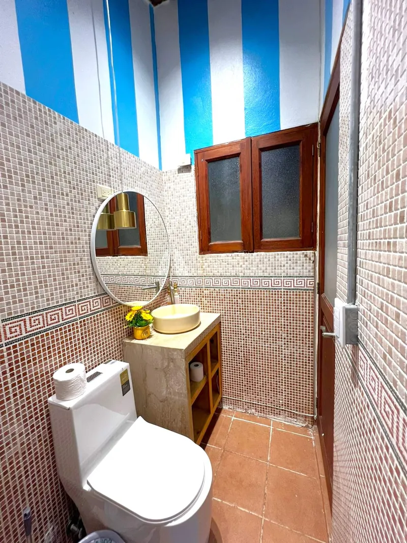 Suite 1 bathroom — Penthouse Pallazzo (01)
