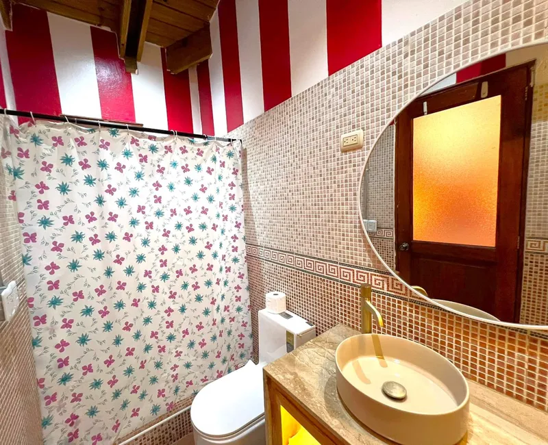 Suite 2 bathroom — Penthouse Pallazzo (02)