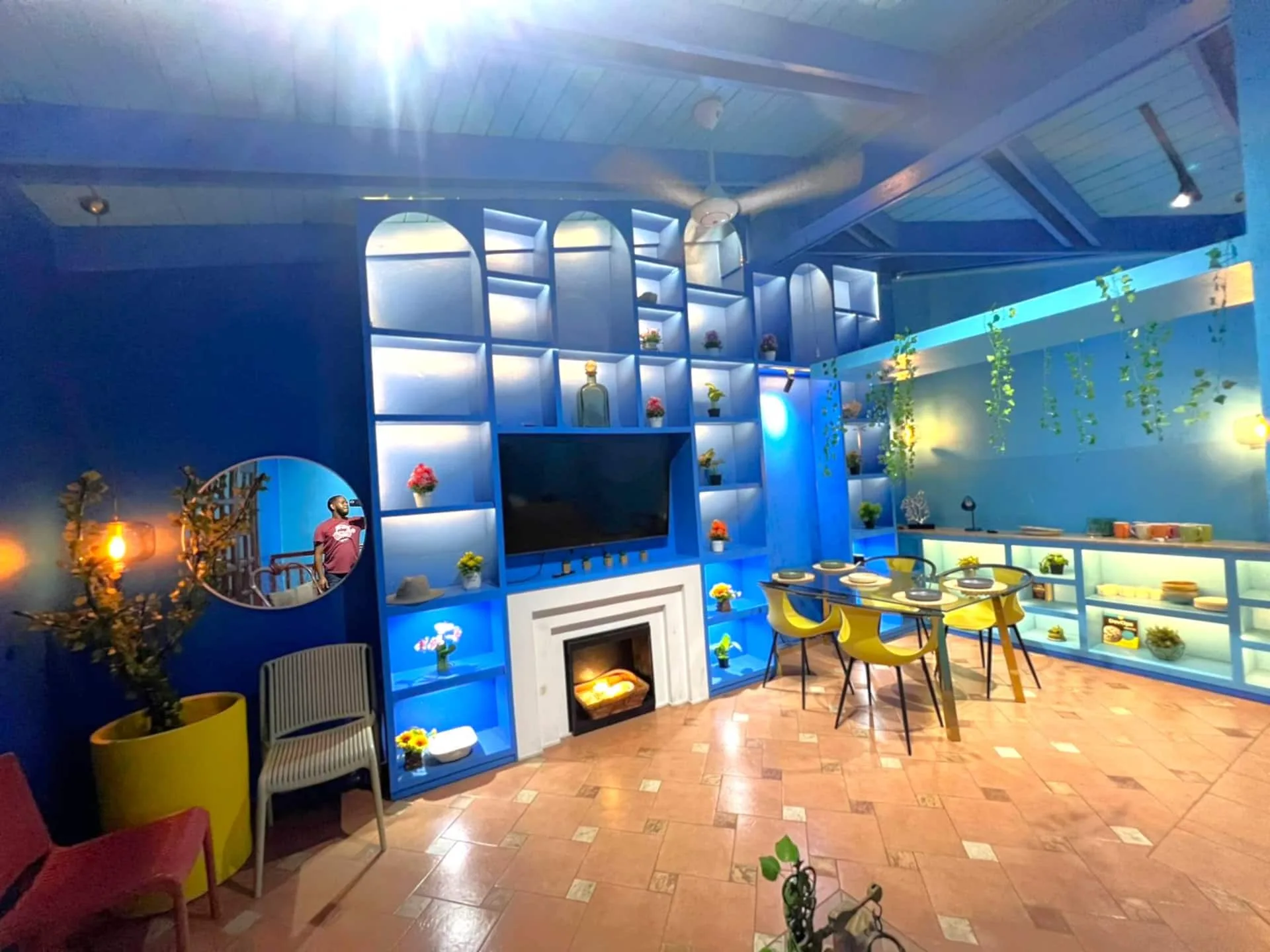 Cobalt-blue living room with arched shelving — Penthouse Pallazzo (01)