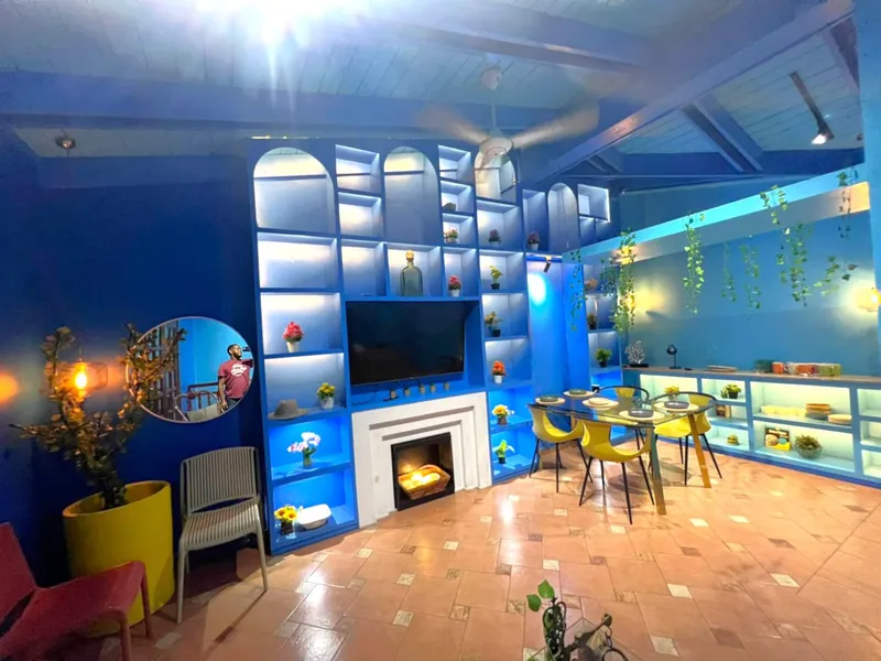 Cobalt-blue living room with arched shelving — Penthouse Pallazzo (01)