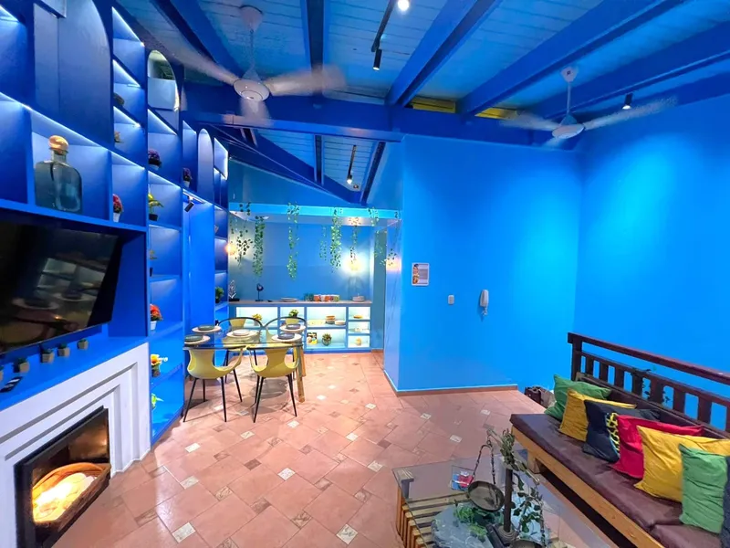 Cobalt-blue living room with arched shelving — Penthouse Pallazzo (03)