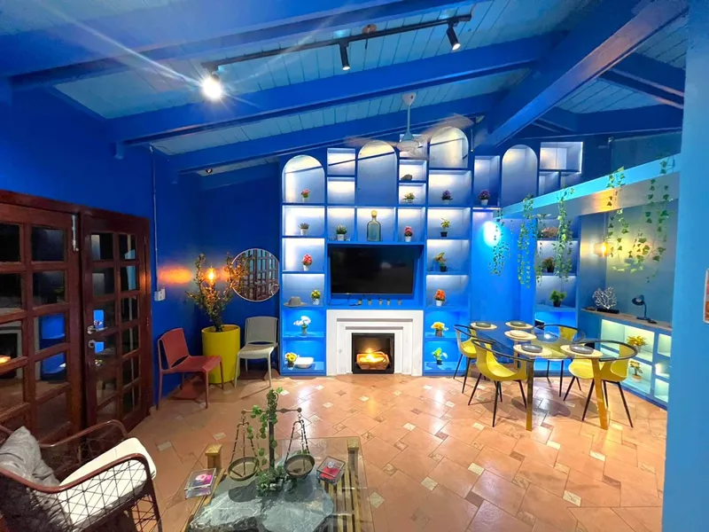 Cobalt-blue living room with arched shelving — Penthouse Pallazzo (04)