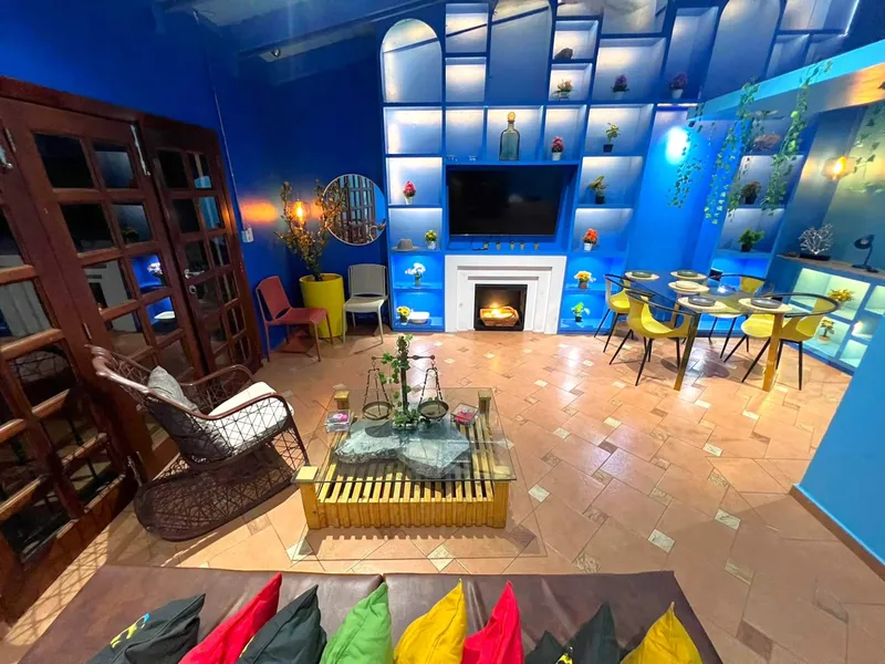 Cobalt-blue living room with arched shelving — Penthouse Pallazzo (05)