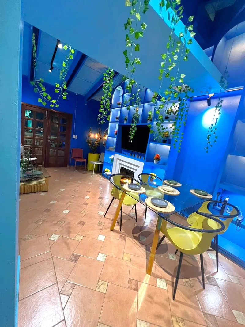 Cobalt-blue living room with arched shelving — Penthouse Pallazzo (06)