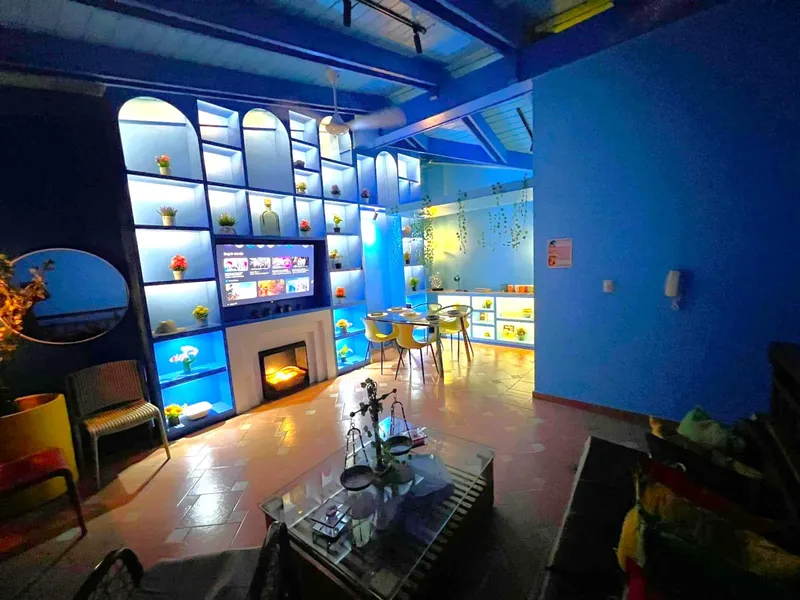 Cobalt-blue living room with arched shelving — Penthouse Pallazzo (07)