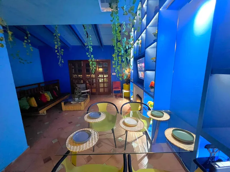 Cobalt-blue living room with arched shelving — Penthouse Pallazzo (08)